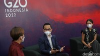 Juru Bicara Pemerintah untuk Presidensi G20 Maudy Ayunda bersama Juru Bicara Kementerian Komunikasi dan Informatika Dedy Permadi memberikan keterangan saat konferensi pers di Kantor Kementerian Komunikasi dan Informatika, Jakarta, Kamis (7/4/2022). Dalam konferensi pers tersebut Kominfo memperkenalkan Maudy Ayunda sebagai Juru Bicara Pemerintah untuk Presidensi G20.