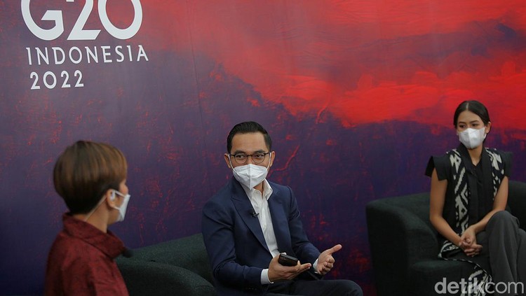 Juru Bicara Pemerintah untuk Presidensi G20 Maudy Ayunda bersama Juru Bicara Kementerian Komunikasi dan Informatika Dedy Permadi memberikan keterangan saat konferensi pers di Kantor Kementerian Komunikasi dan Informatika, Jakarta, Kamis (7/4/2022). Dalam konferensi pers tersebut Kominfo memperkenalkan Maudy Ayunda sebagai Juru Bicara Pemerintah untuk Presidensi G20.
