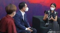 Juru Bicara Pemerintah untuk Presidensi G20 Maudy Ayunda bersama Juru Bicara Kementerian Komunikasi dan Informatika Dedy Permadi memberikan keterangan saat konferensi pers di Kantor Kementerian Komunikasi dan Informatika, Jakarta, Kamis (7/4/2022). Dalam konferensi pers tersebut Kominfo memperkenalkan Maudy Ayunda sebagai Juru Bicara Pemerintah untuk Presidensi G20.