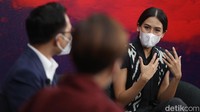 Juru Bicara Pemerintah untuk Presidensi G20 Maudy Ayunda bersama Juru Bicara Kementerian Komunikasi dan Informatika Dedy Permadi memberikan keterangan saat konferensi pers di Kantor Kementerian Komunikasi dan Informatika, Jakarta, Kamis (7/4/2022). Dalam konferensi pers tersebut Kominfo memperkenalkan Maudy Ayunda sebagai Juru Bicara Pemerintah untuk Presidensi G20.