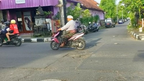 Jalan berlubang di Jl. Veteran Denpasar