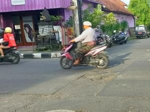 Jalan berlubang di Jl. Veteran Denpasar