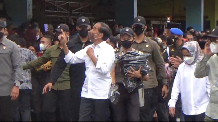 Presiden Jokowi bagi-bagi kaos di Pasar Angso Duo, Jambi.