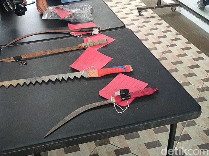 Jumpa pers polisi gagalkan rencana tawuran pemuda bersenjata tajam.