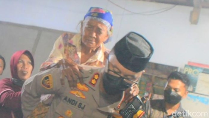 Kapolres Situbondo gendong nenek ke vaksinasi lansia