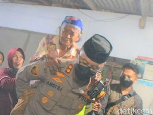 Salut! Polisi di Situbondo Gendong Nenek Lumpuh ke Lokasi Vaksinasi