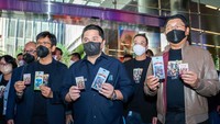 (Ki-ka) Direktur Utama Telkomsel Hendri Mulya Syam, Menteri BUMN Republik Indonesia Erick Thohir dan Direktur Utama Bank Mandiri Darmawan Junaidi mendukung penuh industri kreatif di Indonesia dengan menghadirkan voucher fisik internet Telkomsel dan E-Money Mandiri edisi desain karakter Bumilangit.