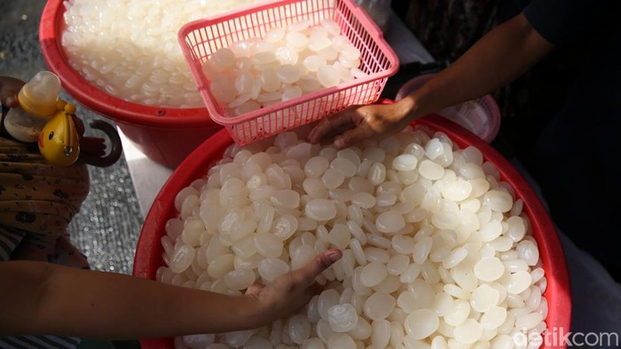 Kaya Manfaat, Kolang-kaling Jadi Primadona Saat Ramadan Pedagang kolang-kaling musiman melayani pembeli di kawasan Pasar Tanah Abang, Jakarta, Kamis (7/4/2022).