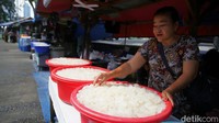 Kolang kaling terbuat dari biji pohon aren (arenga pinnata). Biasanya pembuat kolang kaling akan membakar buah aren sampai hangus, kemudian diambil bijinya untuk direbus selama beberapa jam dan kemudian direndam air kapur selama beberapa hari. Hasilnya, biji aren ini akan berubah menjadi bentuk lonjong, putih transparan, dan licin.  