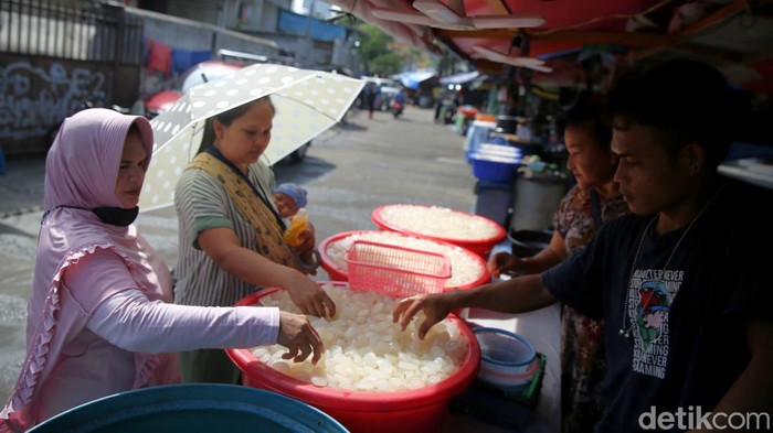Kaya Manfaat, Kolang-kaling Jadi Primadona Saat Ramadan Pedagang kolang-kaling musiman melayani pembeli di kawasan Pasar Tanah Abang, Jakarta, Kamis (7/4/2022).