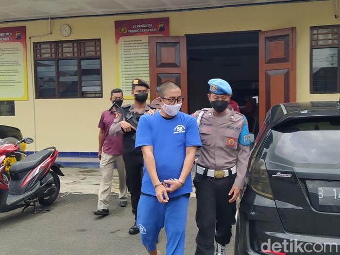 KDA (43) Tersangka penipuan bermodus cinta dan barang bukti kejahatannya.