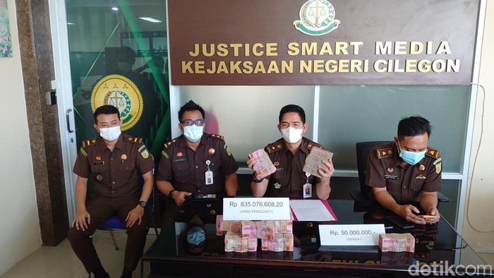 Kejari Cilegon menerima uang pengganti dari terpidana korupsi Jalan Lingkar Selatan (JLS) Cilegon, Tb Dhony Sudrajat, sebesar Rp 835.076.608,20. (M Iqbal/detikcom)