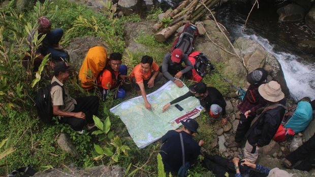 Kelompok Perhimpunan Pegiat Alam (PPA) Gasda melakukan survei kerusakan hutan di Desa Sirau, Purbalingga.