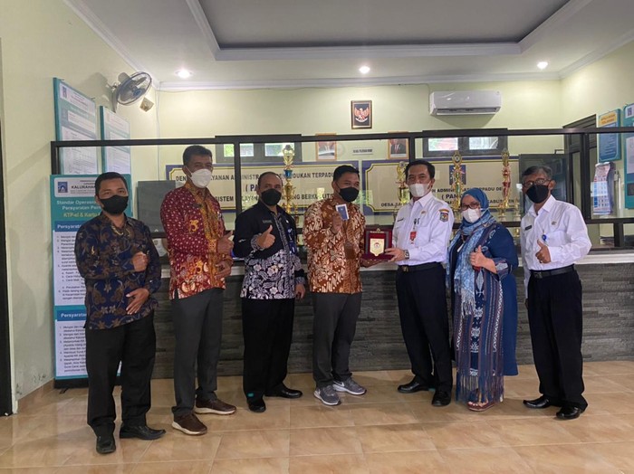 Direktur Jenderal Bina Pemerintah Desa Kementerian Dalam Negeri (Kemendagri), Yusharto Huntoyungo meninjau Desa Digital di Kalurahan Sambirejo, Prambanan, Sleman, Yogyakarta Rabu (6/4) lalu.