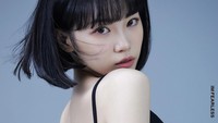 Dalam foto-foto yang dirilis, Kim Chae Won tampil dengan konsep seksi. Foto: (dok. HYBE)