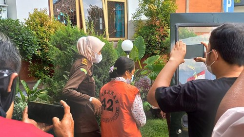 Tersangka korupsi BUMDes Gema Matra Pucak Sari, Kecamatan Busungbiu, Buleleng, Periode 2012-2014 berinisial NPM saat digiring menuju mobil tahanan