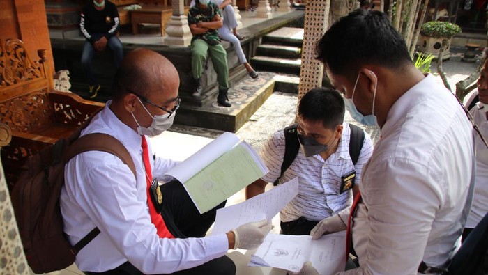 Kepolisian Resor (Polres) Badung menggeledah rumah mantan Ketua Lembaga Perkreditan Desa (LPD) Desa Adat Gulingan I Ketut Rai Darta di Banjar Munggu, Desa Gulingan, Kecamatan Mengwi, Kabupaten Badung. Penggeledahan dilakukan pada Senin (4/4) sekitar pukul 16.30 WITA.
