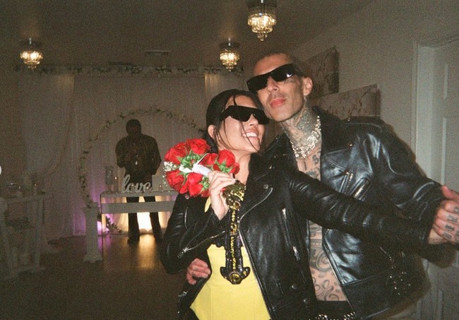 Kourtney Kardashian membagikan potret pernikahannya dan Travis di Instagramnya. Tanpa gaun putih atau veil yang menyapu lantai, Kourtney tampil eksentrik dengan jaket kulit. Foto: dok. Instagram