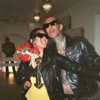 Kourtney Kardashian membagikan potret pernikahannya dan Travis di Instagramnya. Tanpa gaun putih atau veil yang menyapu lantai, Kourtney tampil eksentrik dengan jaket kulit. Foto: dok. Instagram