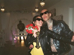 8 Foto Kourtney Kardashian Menikah di Las Vegas, Nyentrik dengan Jaket Kulit