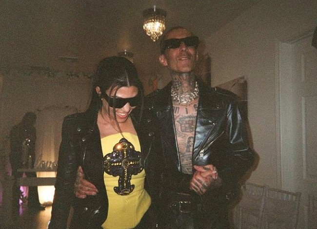 Penampilannya itu senada dengan Travis Barker yang juga mengenakan jaket kulit tanpa menggunakan baju dalaman sehingga sejumlah tato di dadanya terekspos. Foto: dok. Instagram