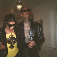 Penampilannya itu senada dengan Travis Barker yang juga mengenakan jaket kulit tanpa menggunakan baju dalaman sehingga sejumlah tato di dadanya terekspos. Foto: dok. Instagram