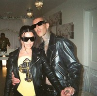 Suatu ketika di negeri yang jauh, jauh (Las Vegas) pada pukul 2 pagi, setelah malam yang luar biasa dan sedikit tequila, seorang ratu dan rajanya yang tampan pergi ke satu-satunya kapel terbuka dengan seorang Elvis dan menikah (tidak resmi),” jelas Kourtney. Foto: dok. Instagram