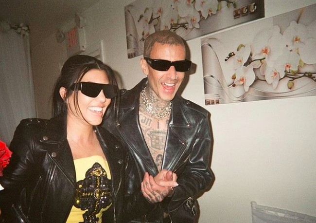 Dia kemudian menuliskan bahwa pernikahannya di Las Vegas tidak resmi. Keduanya menikah di Elvis Chapel. Di kapel tersebut banyak orang yang merayakan ‘pernikahan’ dengan mengucap janji suci di hadapan pasangan, namun tanpa ada catatan resmi dari hukum pernikahan. Foto: dok. Instagram