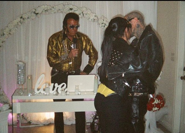 Kourtney dan Travis melakukan ‘pernikahan’ mereka itu setelah hadir di Grammy Awards yang juga dilaksanakan di Las Vegas. Foto: dok. Instagram