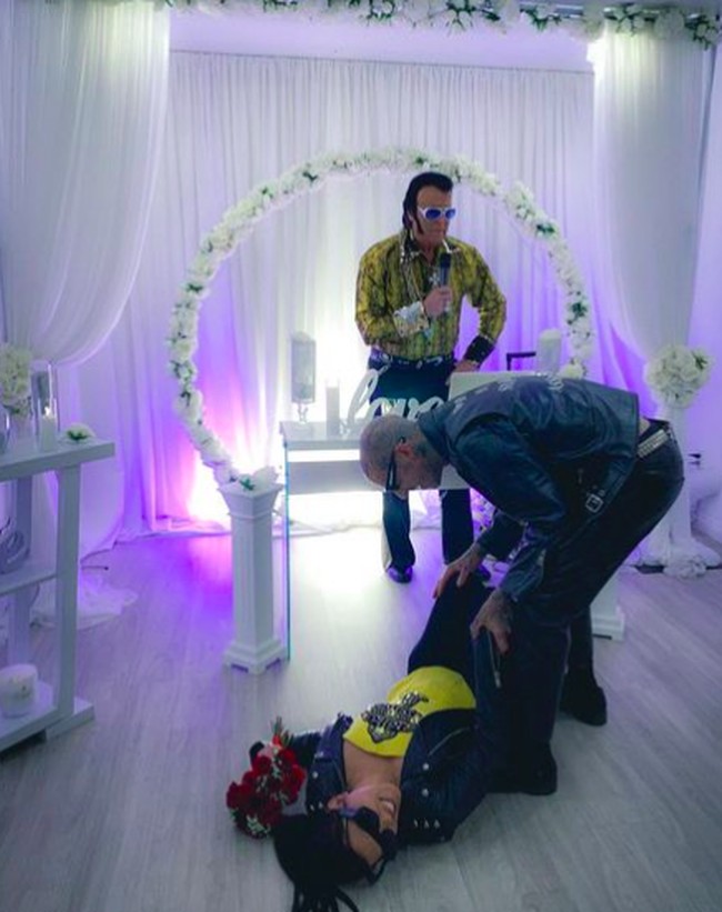 “Mereka menari, berciuman, mereka kemudian berjalan keluar dan melemparkan bunga,” ungkap Mary. Foto: dok. Instagram