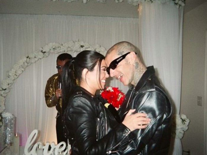 Kourtney Kardashian & Travis Barker Menikah