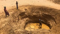 Seorang pria menggali lubang untuk mendapatkan air, di dasar sungai yang kering, dekat desa Tata Bathily di Matam, Senegal. Senegal merupakan negara miskin di sisi barat Afrika. Negara tersebut dikenal sebagai titik finish balapan reli Dakar, salah satu wilayah di Senegal. (Edward McAllister/Reuters)  