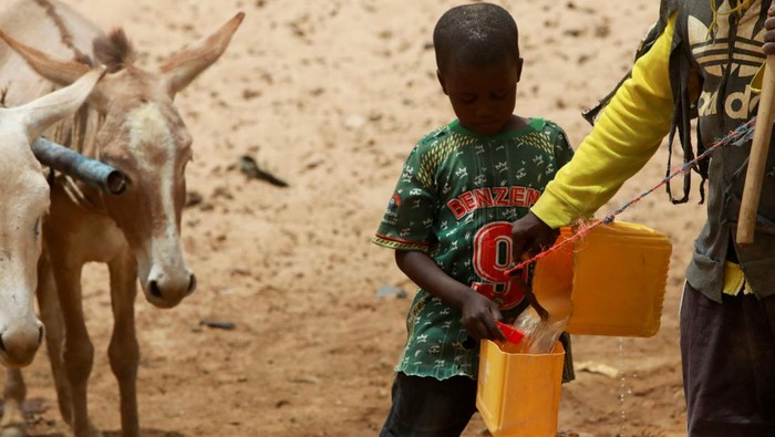 Krisis Air, Warga Senegal Gali Dasar Sungai yang Kering A man digs a pit to get water, in a dry river bed, near the village of Tata Bathily in Matam, Senegal March 30, 2022. Picture taken March 30, 2022. REUTERS/Ngouda Dione