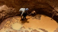 Meski ada air dari hasil galian tersebut, namun tentu bukan air bersih yang mereka dapatkan melainkan air bercampur lumpur kotor. (Ngouda Dione/Reuters)  