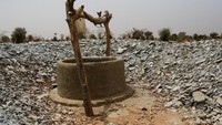 Bank Dunia melaporkan bahwa pengelolaan air yang ada di ibu kota Senegal, Dakar, masuk dalam kategori buruk. Hal tersebut tak lepas dari kelangkaan air bersih di samping eksploitasi berlebihan dan polusi air tanah. (Ngouda Dione/Reuters)  
