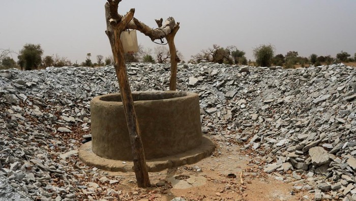 Krisis Air, Warga Senegal Gali Dasar Sungai yang Kering A man digs a pit to get water, in a dry river bed, near the village of Tata Bathily in Matam, Senegal March 30, 2022. Picture taken March 30, 2022. REUTERS/Ngouda Dione