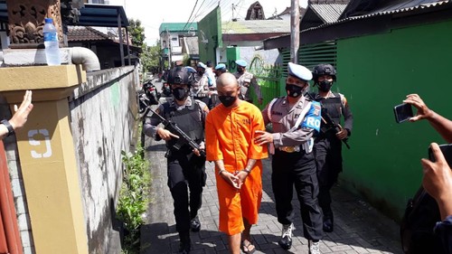 Satuan Reserse Narkoba Polresta Denpasar bersama Badan Narkotika Nasional (BNN) Provinsi Bali menangkap residivis narkotika bernama Emanuel Chaesar Bagaskara (24). Pria tersebut digerebek di rumahnya di Jalan Ida Bagus Oka Gang Pasa Tempo Nomor 9 Denpasar lantaran telah membuat industri kukis rumahan berbahan narkotika dari China.