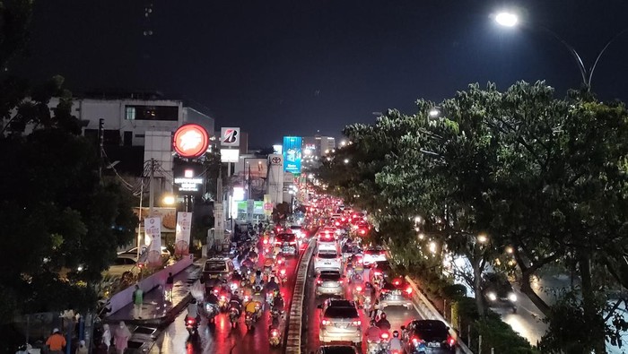 Lalu lintas (lalin) di Jalan Margonda Raya, Depok, Jawa Barat, macet. Kepadatan terlihat setelah hujan mengguyur Depok selama kurang lebih dua jam.