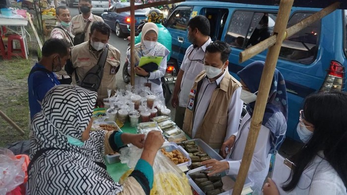 Loka POM Kabupaten Bogor sidak pedagang takjil di Cibinong