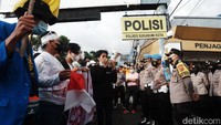 Orasi mahasiswa diterima langsung oleh Kapolres Sukabumi Kota AKBP Zainal Abidin.