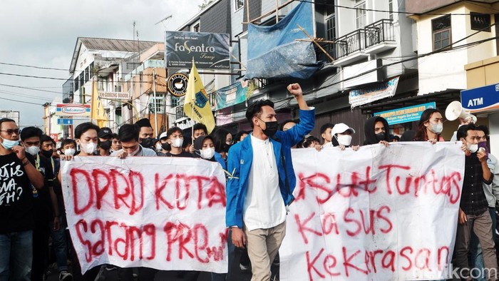 Mahasiswa Demo di Depan Markas Polres Sukabumi Ratusan mahasiswa yang tergabung dalam Pergerakan Mahasiswa Islam Indonesia (PMII) melakukan aksi unjuk rasa di depan Markas Polres Sukabumi Kota. Mereka menuntut terkait adanya dugaan tindak kekerasan pada salah satu kader PMII saat demo pekan lalu, Jumat (1/4/2022) di gedung DPRD Kota Sukabumi.