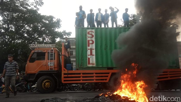 Mahasiswa Makassar demo tolak presiden 3 periode sempat cekcok dengan pengendara motor dan menyandera kontainer. (detikSulsel/Muh Ishak Agus)