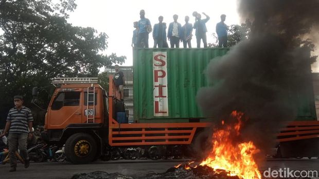 Mahasiswa Makassar demo tolak presiden 3 periode sempat cekcok dengan pengendara motor dan menyandera kontainer. (detikSulsel/Muh Ishak Agus)