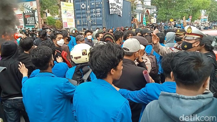 Mahasiswa Makassar demo tolak presiden 3 periode sempat cekcok dengan pengendara motor dan menyandera kontainer. (detikSulsel/Muh Ishak Agus)