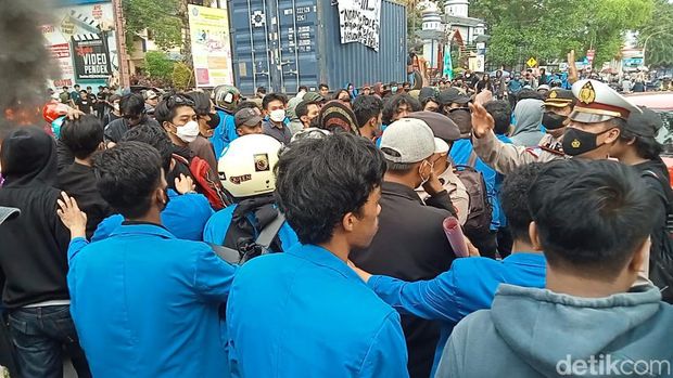 Mahasiswa Makassar demo tolak presiden 3 periode sempat cekcok dengan pengendara motor dan menyandera kontainer. (detikSulsel/Muh Ishak Agus)