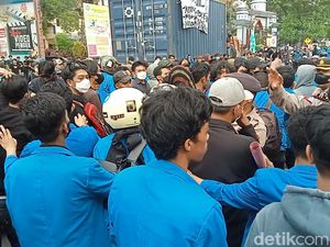 Demo Tolak Presiden 3 Periode, Mahasiswa Makassar Sandera Truk-Cekcok Pemotor