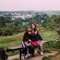 Di kampus, banyak lelaki yang tertarik padanya. Namun, Sinead memilih untuk menghindar karena ketertarikan mereka malah membuat dia semakin jijik dengan diri sendiri. Aku mengutuki diriku sendiri dan berandai-andai terlahir sebagai laki-laki agar perasaan ini hilang, ujarnya. Atas segala kejadian yang dialaminya, Sinead lalu melabeli dirinya sebagai seorang lesbian dan mencoba menjalin hubungan dengan perempuan. (Foto: Twitter)