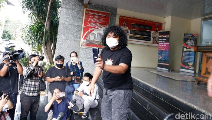Marshel Widianto usai jalani pemeriksaan di Polda Metro Jaya.