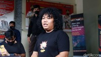 3,5 jam sudah Marshel menjalani pemeriksaan usai terbukti membeli konten porno tersebut. Pool/Noel/detikFoto