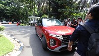 Marshel Widianto datang ke Polda Metro Jaya dengan menggunakan mobil pribadinya. Foto: Noel/detikHOT
